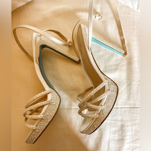 NWOT - Betsy Johnson Perl heels -  size 9.5 - Picture 4 of 6